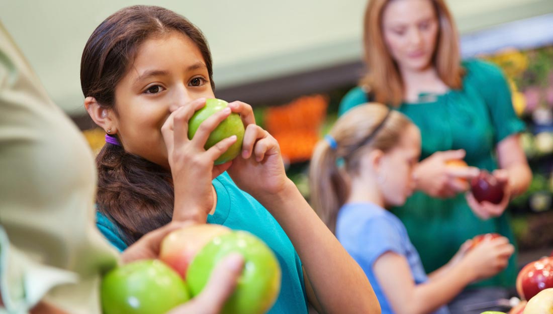 Kids eating apples