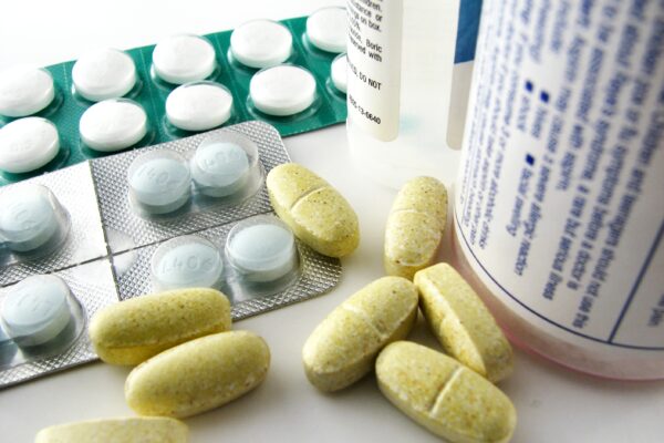 Closeup-of-pills-and-medicine