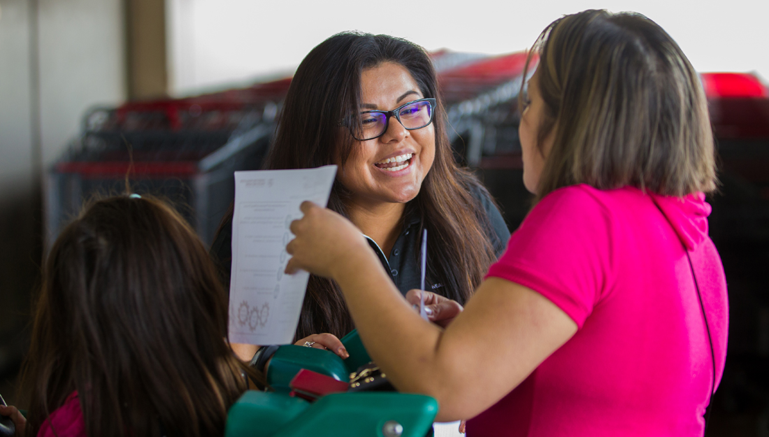 Healthy South Texas educator engages with program participants